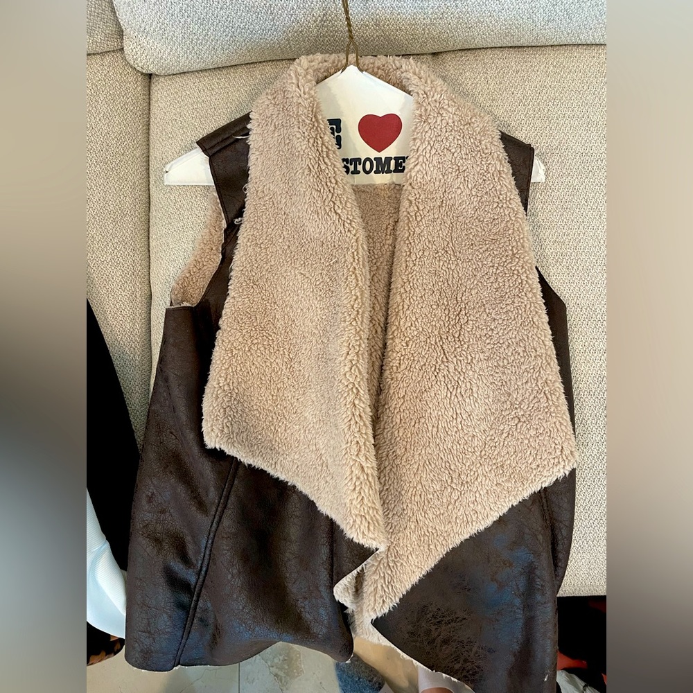 RD style brand. Size medium. Fur and brown vest